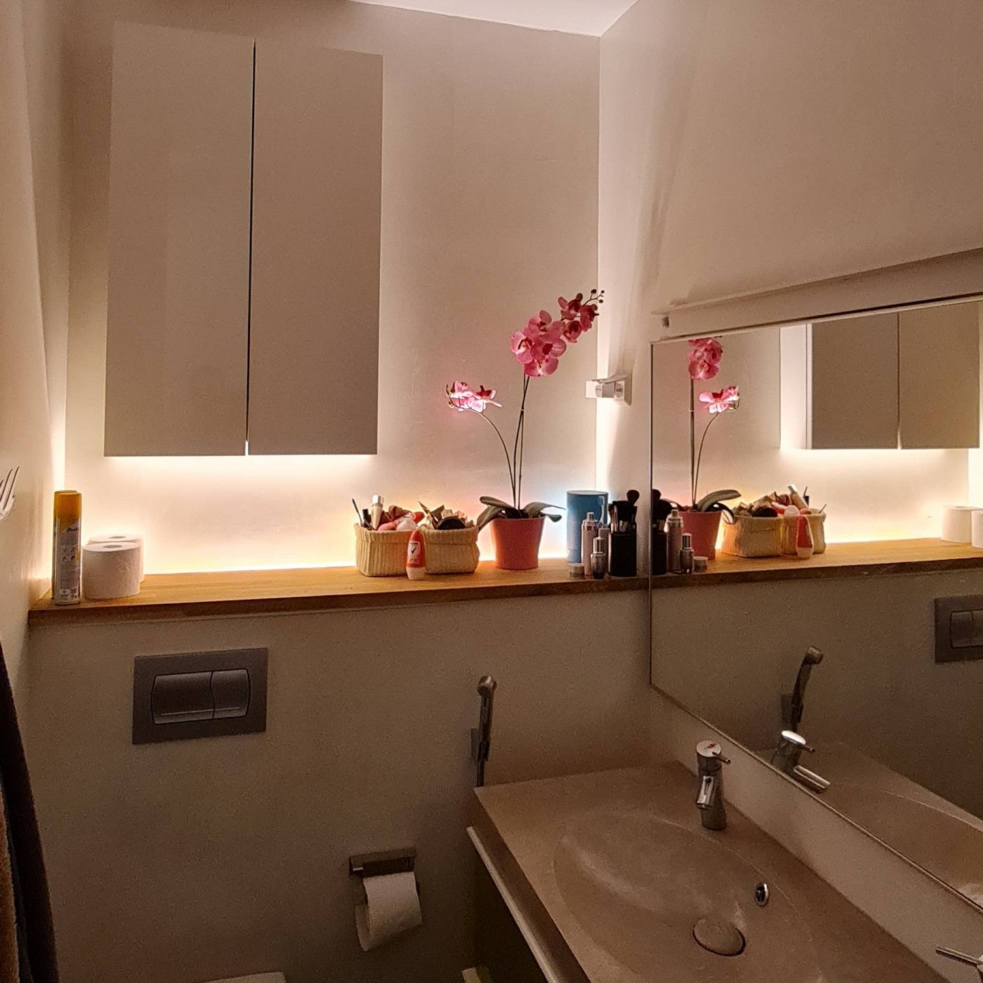Lumière indirecte dans les toilettes la nuit